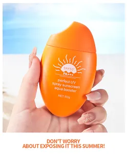 Gros plan d'un flacon de crème solaire SPF50+ étanche tenu devant un fond de plage.
