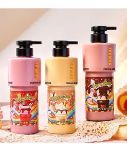 Detail van FORMBO bodylotions in snoepstijl met geuren van aardbeien en vanillecrème