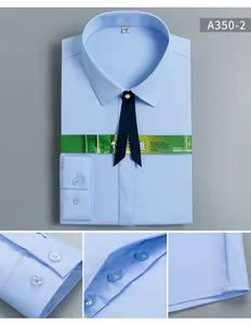 Gros plan d'une chemise professionnelle en fibre de bambou bleu clair avec un nœud