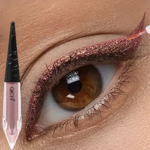 Nahaufnahme des glitzernden QICIY Eyeliners auf dem Auge mit der Produktverpackung