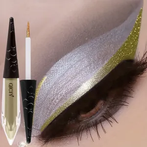 Detailaufnahme von QICIY schimmerndem Gold-Eyeliner auf dem Augenlid in Nahaufnahme