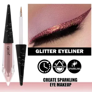 Detailansicht des glitzernden Eyeliner-Effekts und des wasserfesten Applikatorpinsels