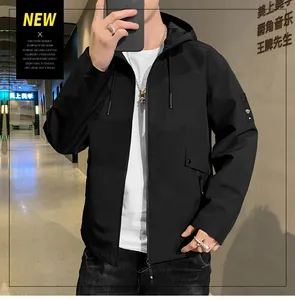 Giacca nera da uomo con cappuccio in stile casual urbano per la moda primaverile