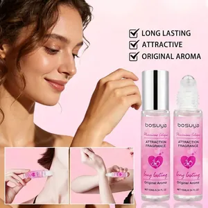 Détail d'une femme appliquant l'eau de Cologne à bille Bosuya sur le cou et le poignet