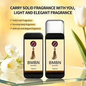 Perfume sólido portátil BMBN en caja metálica negra con fondo de flores blancas