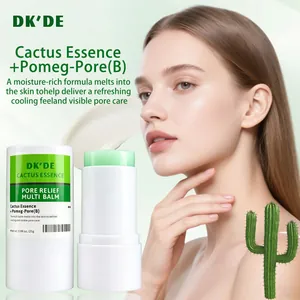 Model brengt cactus essence poriebalsem aan voor huidkalmering en zichtbare poriezorg