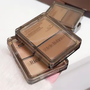 Gros plan de la palette de contouring et d'highlighter bicolore Rich Bear