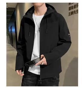 Dettaglio di una giacca nera da uomo con cappuccio e zip in stile coreano.