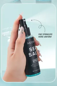 Gros plan de la fine brume d'un flacon de 100ml de spray coiffant au sel de mer