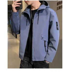 Dettaglio giacca blu con cappuccio da uomo con patch sulla manica e stile casual