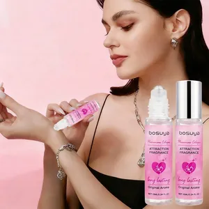 Vue détaillée d'un modèle appliquant une huile de parfum aux phéromones sur son poignet