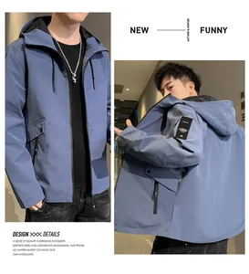 Dettagli di una giacca con cappuccio blu trendy da uomo in stile moderno
