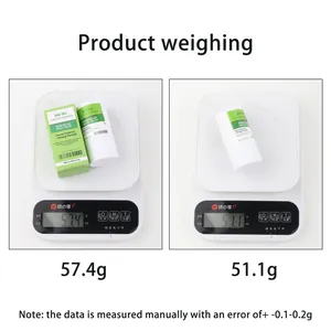 Product weegdetail van cactus poriënverlichtende balsem op een digitale weegschaal