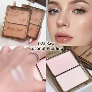 Swatch d'enlumineur bicolore Rich Bear et effet de maquillage pour la teinte 02 Coco Cru