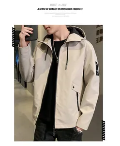 Elegante giacca beige da uomo con cappuccio, zip nere e coulisse per l'uso quotidiano