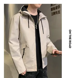 Dettaglio di una giacca beige con cappuccio da uomo con coulisse e vestibilità