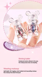 Nahaufnahme von süßem bärenförmigem flüssigem Lidschatten mit multichromem Perlglanz-Glitzer