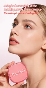 Nahaufnahme eines Modells mit rosa Concealer-Kissen für ein makelloses Nude-Make-up