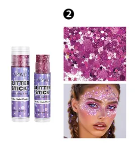Barra de purpurina morada para rostro y cuerpo con detalle de textura y uso en modelo