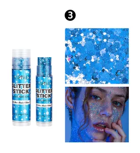 Barra de purpurina azul oscuro para rostro y cuerpo con macrotextura y maquillaje