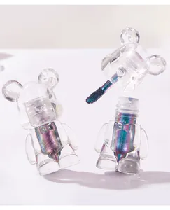 Nahaufnahme von Chamäleon-Flüssiglidschatten in Bärenform-Flaschen mit Applikator-Stab.