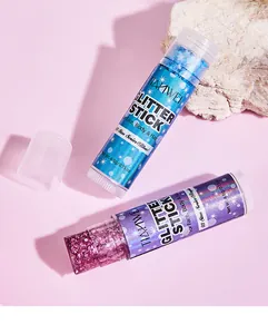 Primer plano de barras de purpurina azul y púrpura para rostro y cuerpo