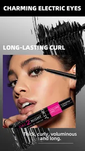 Vue détaillée du mascara 2-en-1 QICIY pour des cils épais, recourbés et longs.
