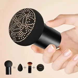 Gros plan sur l'éponge de maquillage à tête de champignon pour une utilisation polyvalente