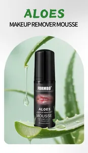 Detailansicht der Formbo Aloe Make-up-Entferner-Mousse-Flasche vor frischen Aloe-Blättern.