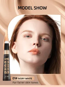 Close-up van model met ivoorwitte concealer foundation en sponsapplicatortube