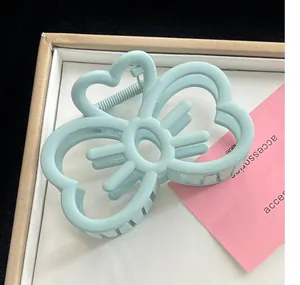 Vue détaillée d'une pince à cheveux mate bleu menthe en forme de cœur très élégante