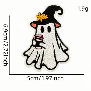 Detalle de parche bordado de fantasma de Halloween, termoadhesivo con medidas 6,9x5 cm.