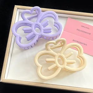 Pinces à cheveux mignonnes en forme de cœur lilas et crème pour coiffure femme.