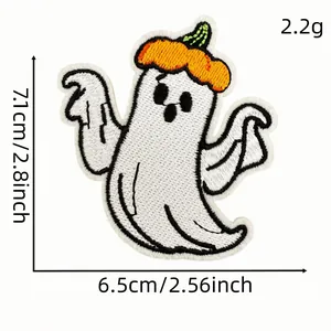 Vista detallada del parche bordado de fantasma de Halloween con calabaza de 7,1 cm