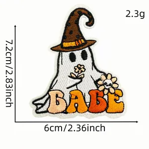 Vista detallada del parche bordado fantasma Halloween con texto Babe y medidas 7,2x6cm