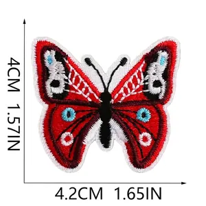 Patch ricamata a farfalla rossa con misure 4,2 cm x 4 cm per decorazione vestiti