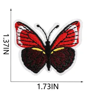 Vista dettagliata della toppa ricamata a farfalla rossa con dimensioni 4,4x3,5 cm