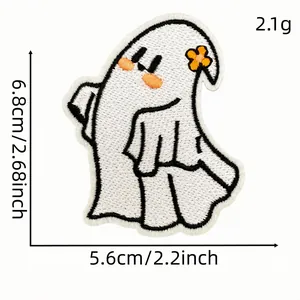 Vista detallada de un parche bordado de fantasma lindo con dimensiones de 6,8 cm
