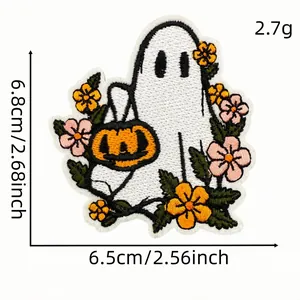 Vista detallada de un parche bordado de fantasma de Halloween con flores y calabaza