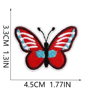 Vista dettagliata della toppa ricamata a farfalla rossa e blu con misure 4,5cm e 3,3cm