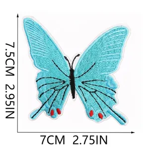 Toppa ricamata a farfalla blu con dettagli di cucitura fini, misura 7,5x7cm