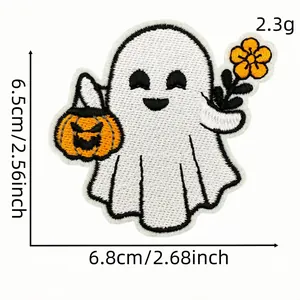 Detallado parche bordado de fantasma de Halloween con cubo de calabaza y flor