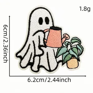 Vista detallada del parche bordado de fantasma regando planta, tamaño 6x6,2 cm.