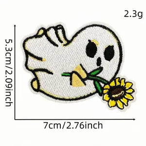 Vista detallada del parche bordado de fantasma de Halloween con girasol y dimensiones