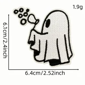 Vista detallada de un parche bordado de fantasma de dibujos animados de 6,4x6,1 cm