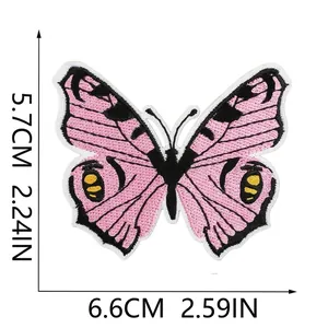 Vista dettagliata della toppa ricamata a farfalla rosa, dimensioni 5,7 cm per 6,6 cm