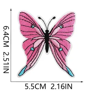 Vista dettagliata della toppa ricamata a farfalla rosa con dimensioni in cm e pollici.