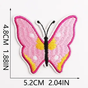 Vista dettagliata della toppa ricamata a farfalla rosa con dimensioni 5,2cm x 4,8cm