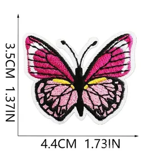 Toppa ricamata a farfalla rosa dettagliata con dimensioni di 4,4x3,5 cm per abiti
