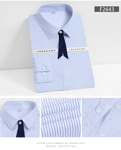 Vue détaillée d'une chemise rayée en coton avec tissu sans repassage et détails de boutons